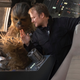 Rian Johnson, director de The Last Jedi, junto a Chewbacca a bordo del Halcón Milenario.